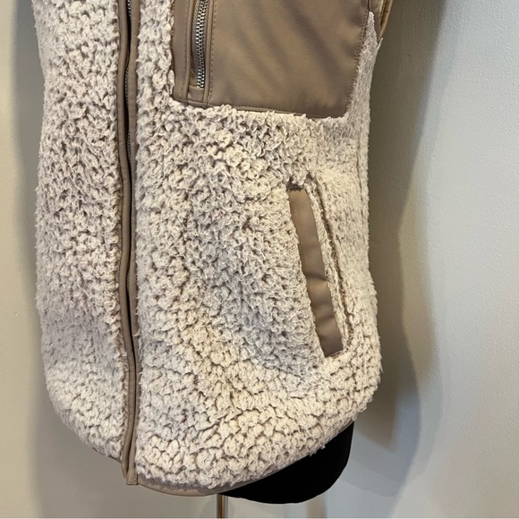 Abercrombie Cloud Sherpa Vest - Picture 3 of 7